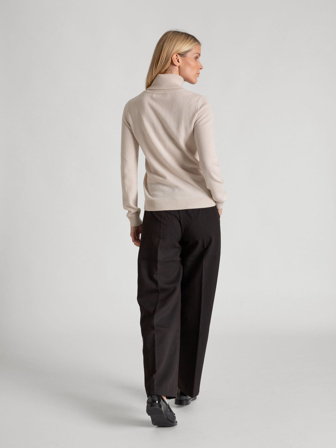 Thin, turtleneck cashmere sweater "Hedda" in 100% pure cashmere. Scandinavian design by Kashmina. Color: Pearl.