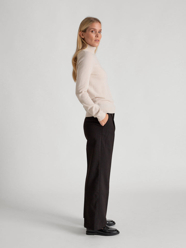 Thin, turtleneck cashmere sweater "Hedda" in 100% pure cashmere. Scandinavian design by Kashmina. Color: Pearl.