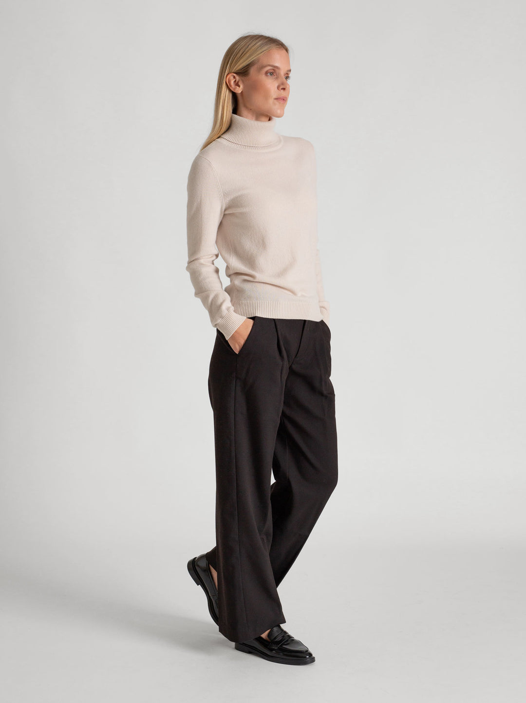 Thin, turtleneck cashmere sweater "Hedda" in 100% pure cashmere. Scandinavian design by Kashmina. Color: Pearl.