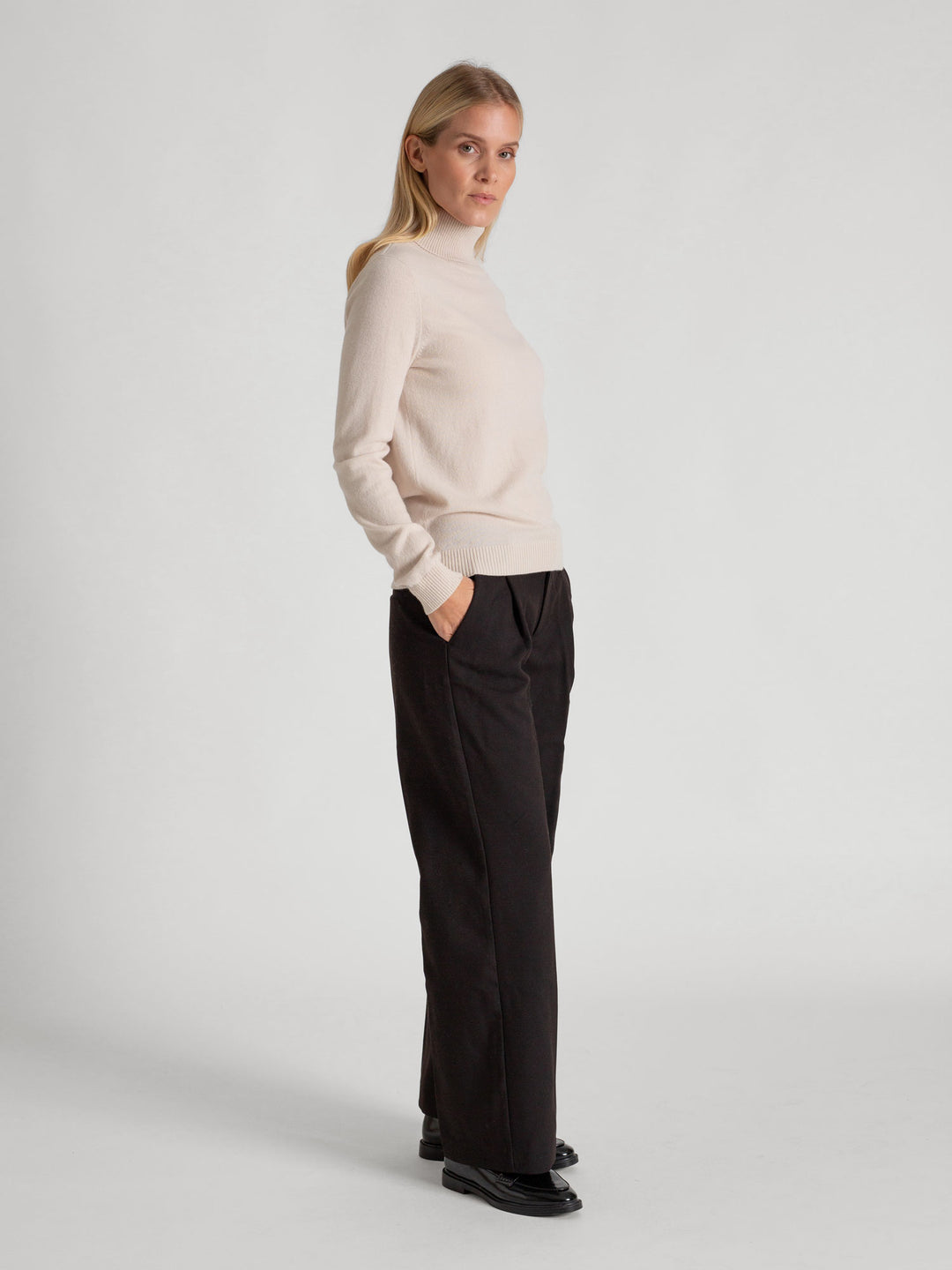 Thin, turtleneck cashmere sweater "Hedda" in 100% pure cashmere. Scandinavian design by Kashmina. Color: Pearl.