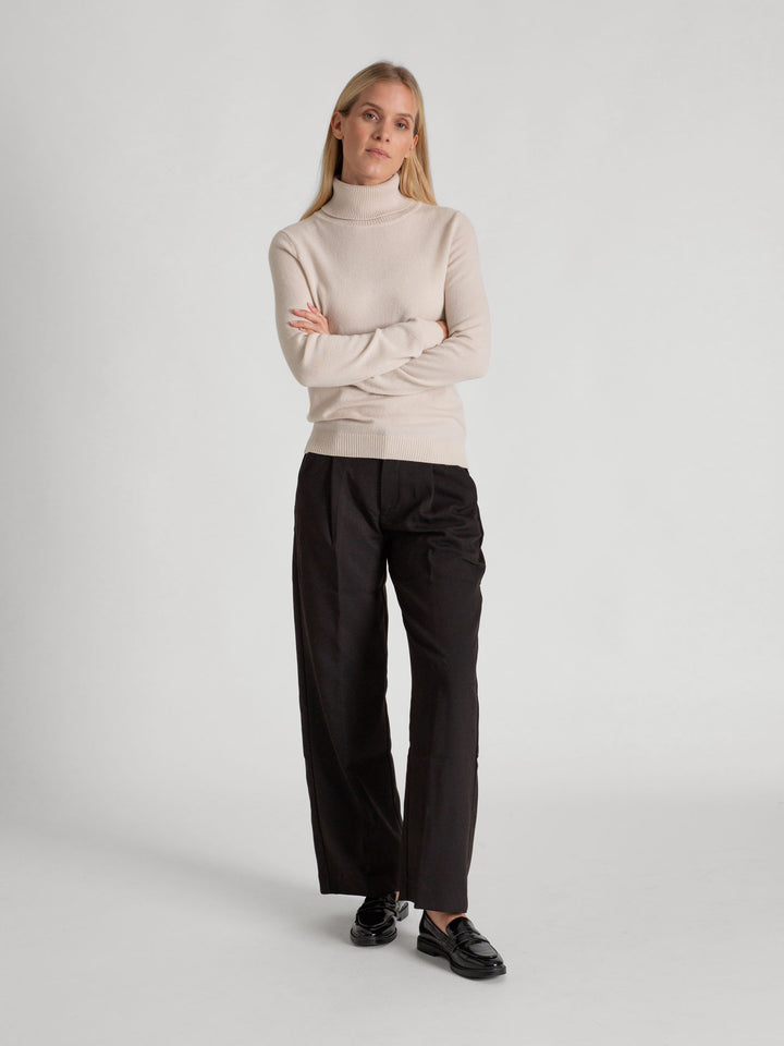 Thin, turtleneck cashmere sweater "Hedda" in 100% pure cashmere. Scandinavian design by Kashmina. Color: Pearl.