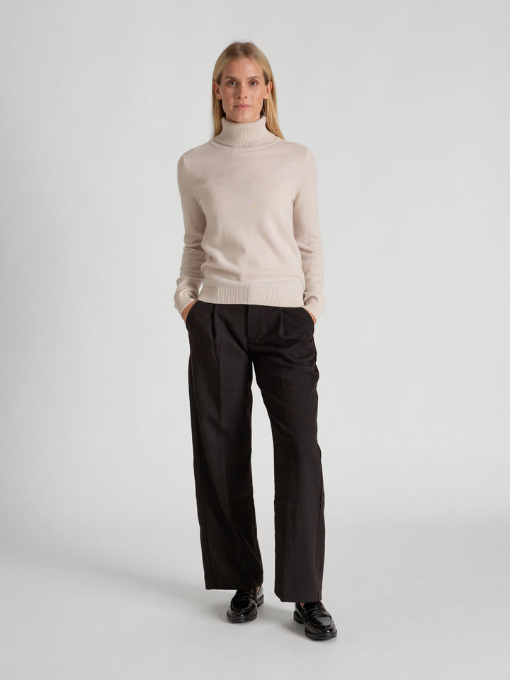 Thin, turtleneck cashmere sweater "Hedda" in 100% pure cashmere. Scandinavian design by Kashmina. Color: Pearl.