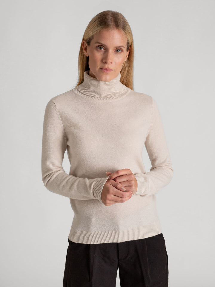 Thin, turtleneck cashmere sweater "Hedda" in 100% pure cashmere. Scandinavian design by Kashmina. Color: Pearl.