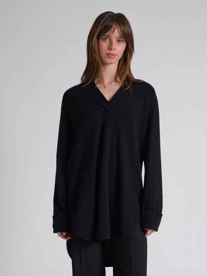 Cashmere Sweater "Ida" in 100% pure cashmere. Scandinavian design by Kashmina. Color: Black.