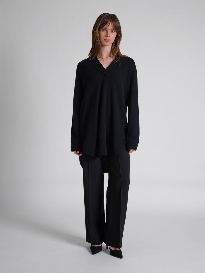Cashmere Sweater "Ida" in 100% pure cashmere. Scandinavian design by Kashmina. Color: Black.
