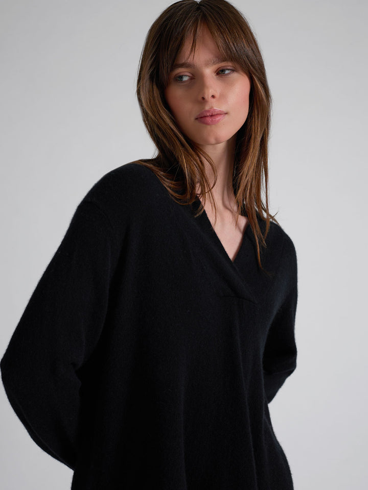 Cashmere Sweater "Ida" in 100% pure cashmere. Scandinavian design by Kashmina. Color: Black.