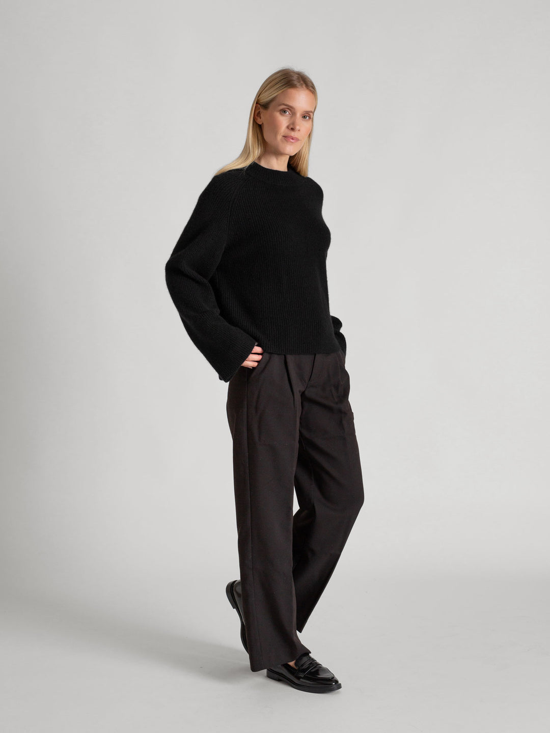 Rib knitted cashmere sweater "Idun" in 100% pure cashmere. Scandinavian design by Kashmina. Color: Black.