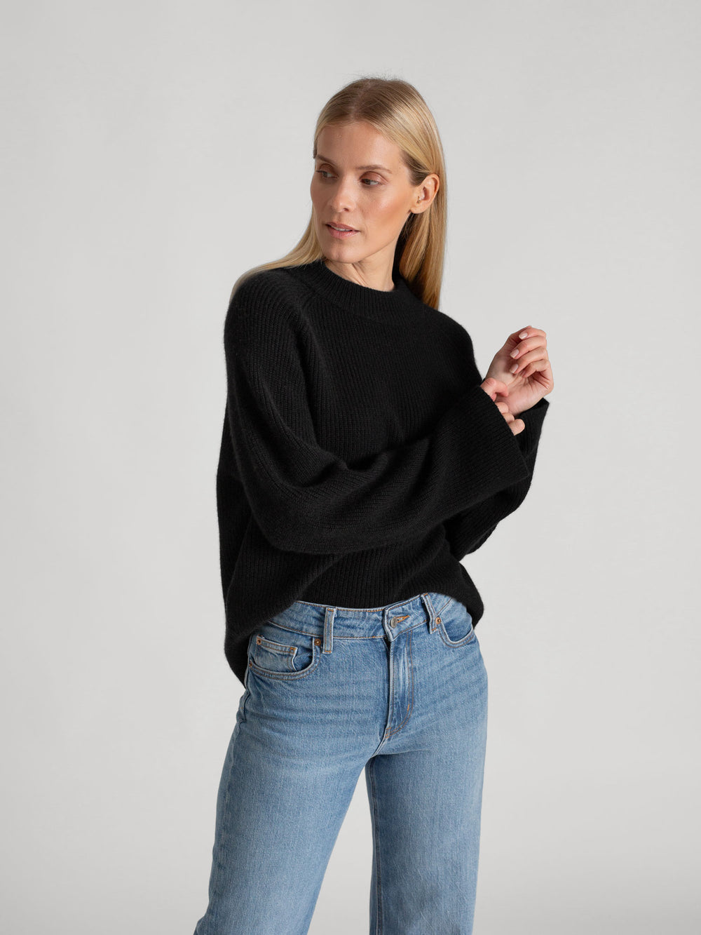 Rib knitted cashmere sweater "Idun" in 100% pure cashmere. Scandinavian design by Kashmina. Color: Black.