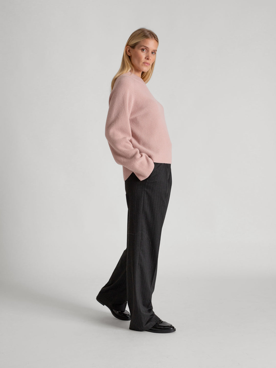 Rib knitted cashmere sweater "Idun" in 100% pure cashmere. Scandinavian design by Kashmina. Color: Rose Glow.