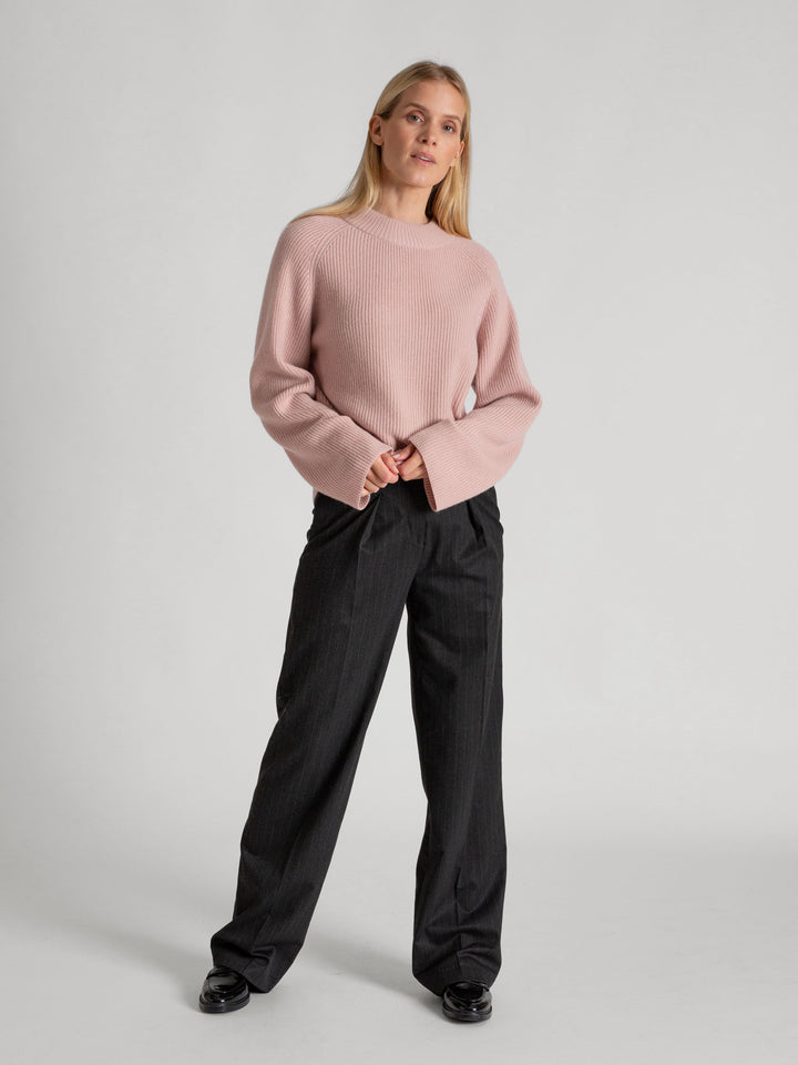 Rib knitted cashmere sweater "Idun" in 100% pure cashmere. Scandinavian design by Kashmina. Color: Rose Glow.