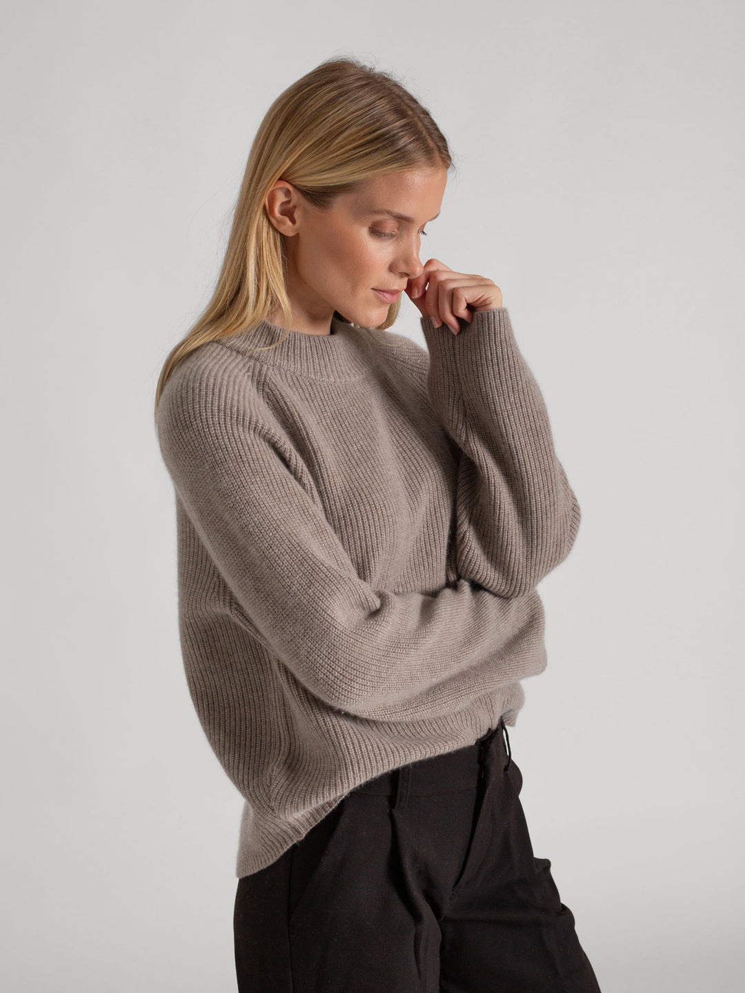 Rib knitted cashmere sweater "Idun" in 100% pure cashmere. Scandinavian design by Kashmina. Color: Toast.