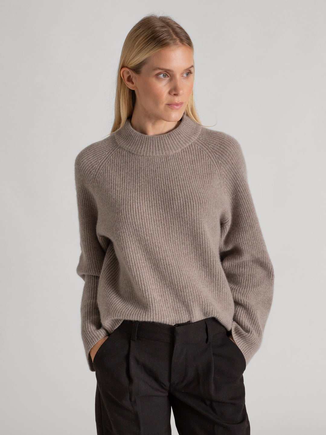 Rib knitted cashmere sweater "Idun" in 100% pure cashmere. Scandinavian design by Kashmina. Color: Toast.