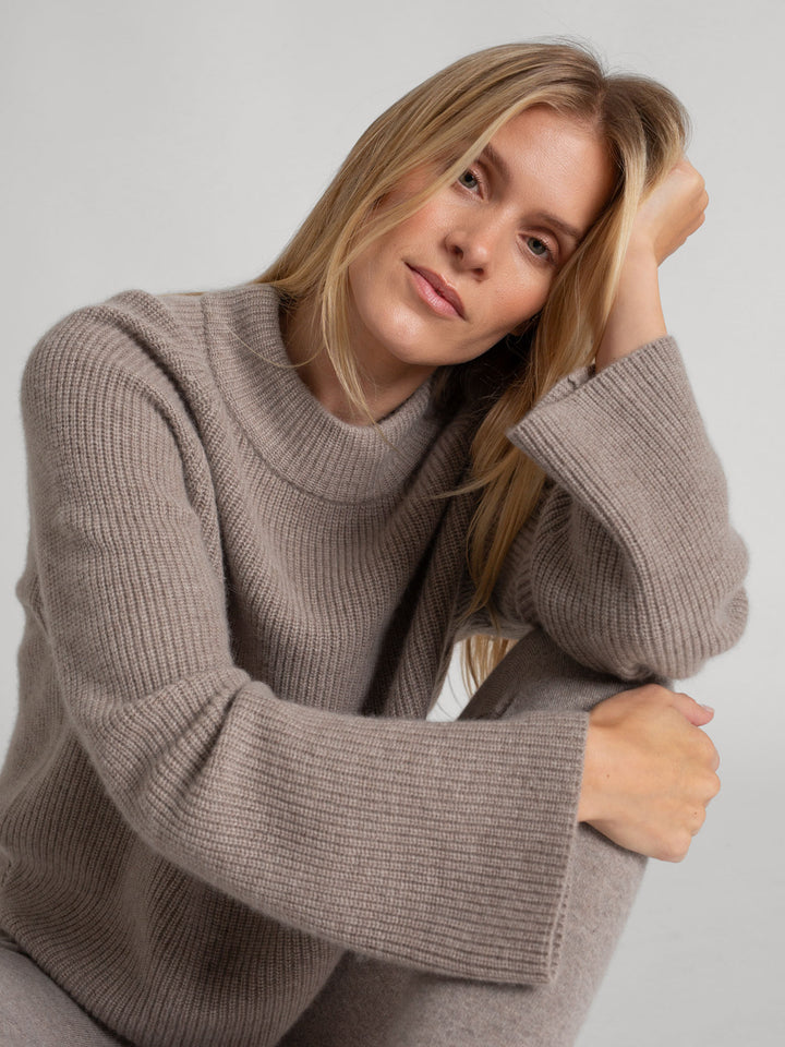 Rib knitted cashmere sweater "Idun" in 100% pure cashmere. Scandinavian design by Kashmina. Color: Toast.