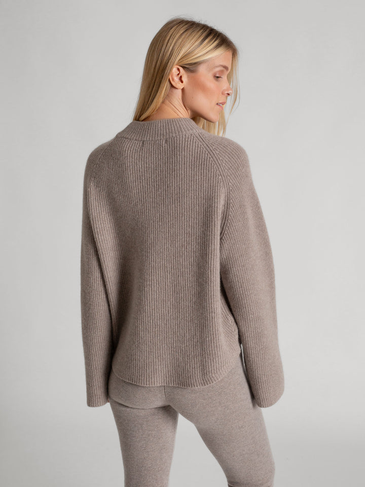 Rib knitted cashmere sweater "Idun" in 100% pure cashmere. Scandinavian design by Kashmina. Color: Toast.