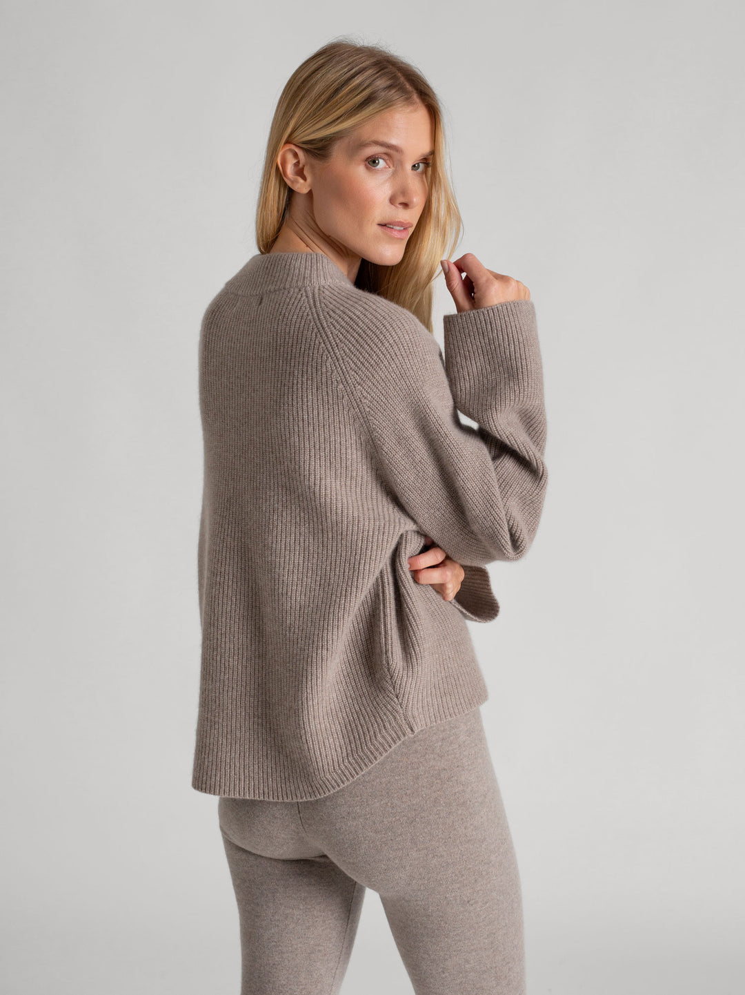 Rib knitted cashmere sweater "Idun" in 100% pure cashmere. Scandinavian design by Kashmina. Color: Toast.