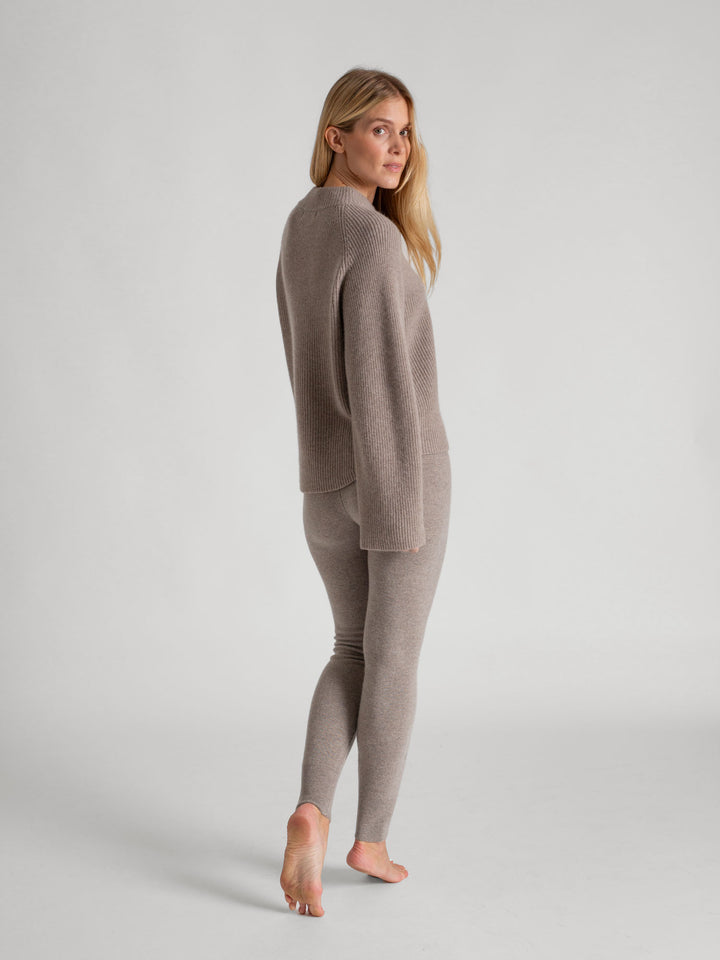 Rib knitted cashmere sweater "Idun" in 100% pure cashmere. Scandinavian design by Kashmina. Color: Toast.