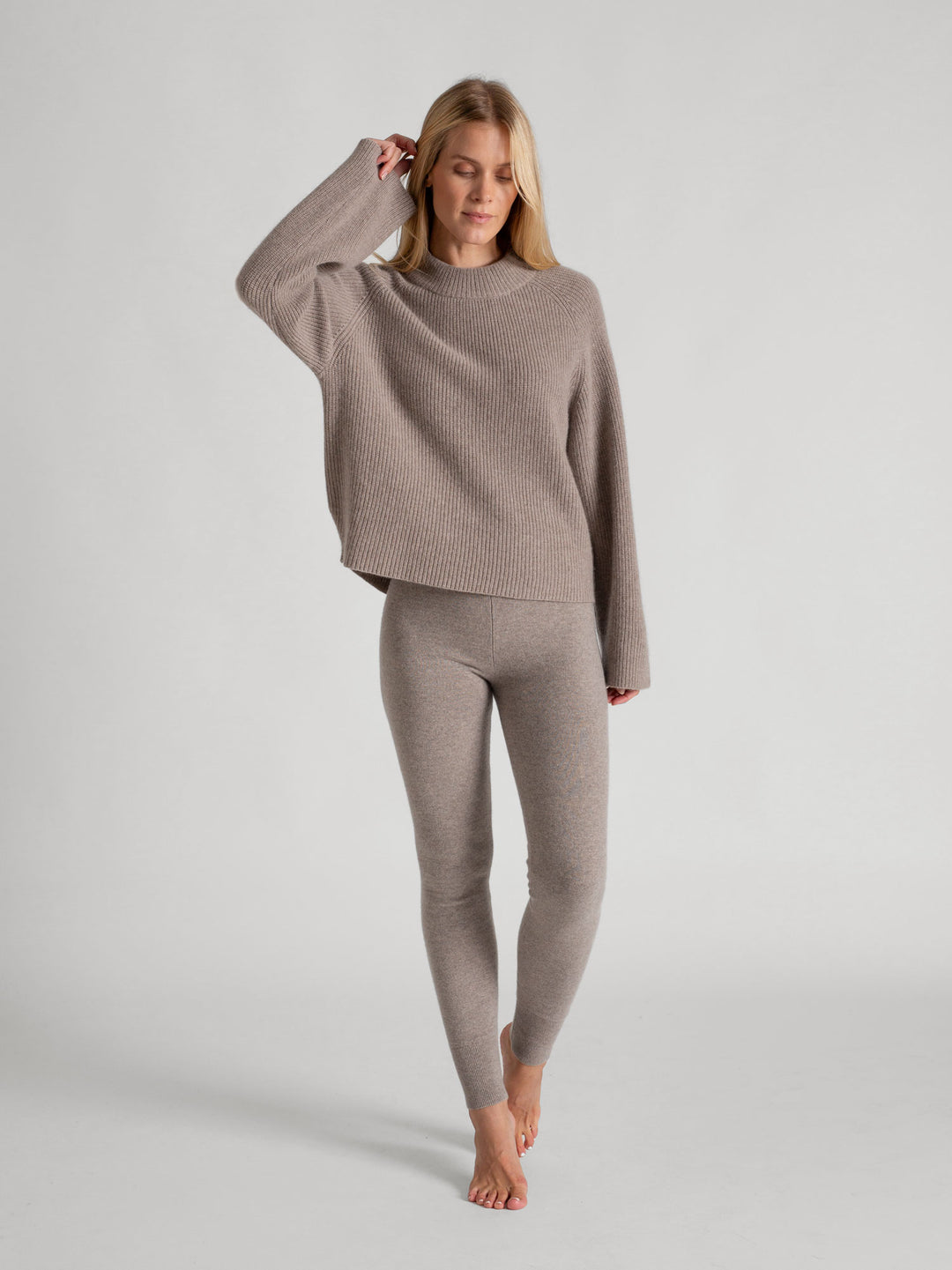 Rib knitted cashmere sweater "Idun" in 100% pure cashmere. Scandinavian design by Kashmina. Color: Toast.