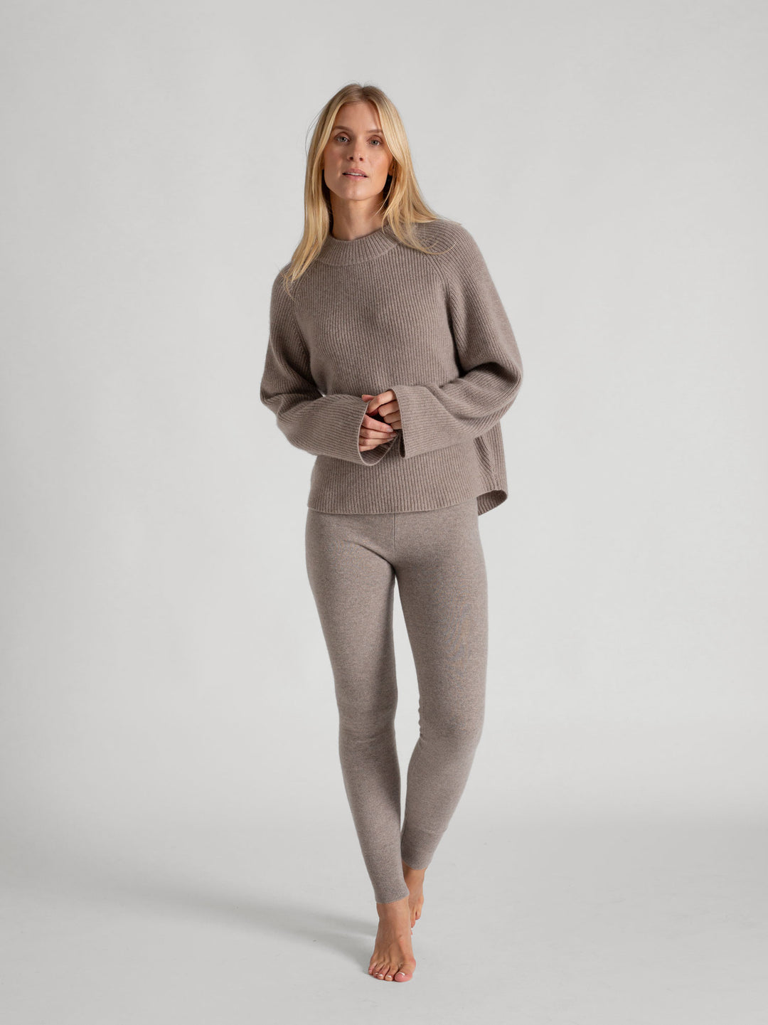 Rib knitted cashmere sweater "Idun" in 100% pure cashmere. Scandinavian design by Kashmina. Color: Toast.