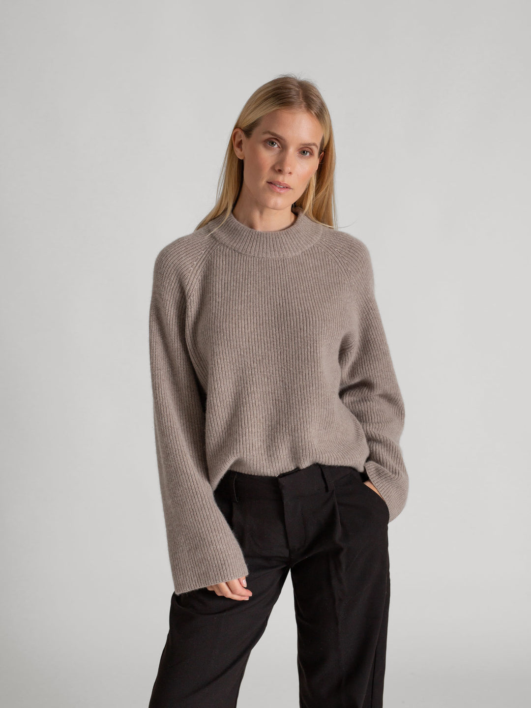 Rib knitted cashmere sweater "Idun" in 100% pure cashmere. Scandinavian design by Kashmina. Color: Toast.