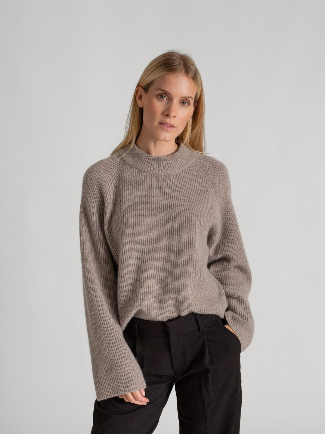 Rib knitted cashmere sweater "Idun" in 100% pure cashmere. Scandinavian design by Kashmina. Color: Toast.