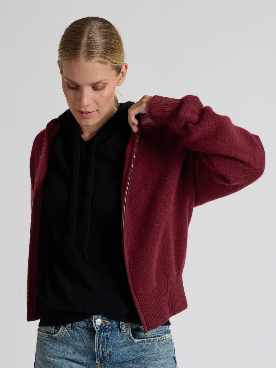 Cashmere hoodie made of 100% pure cashmere. Color: Black. Scandinavian design by Kashmina.