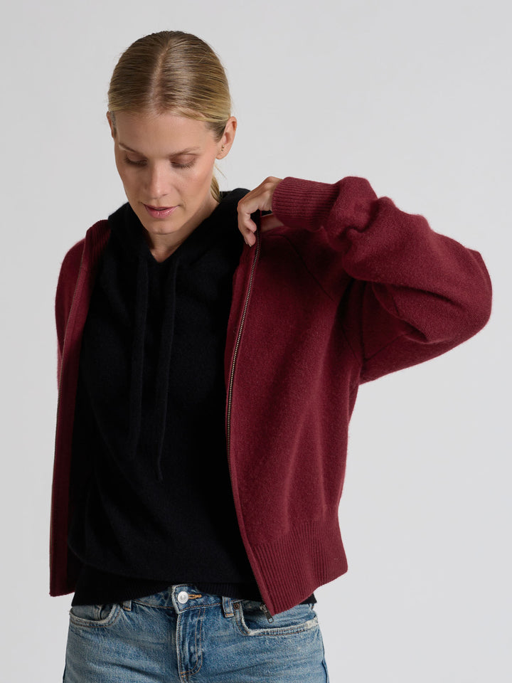 Cashmere hoodie made of 100% pure cashmere. Color: Black. Scandinavian design by Kashmina.