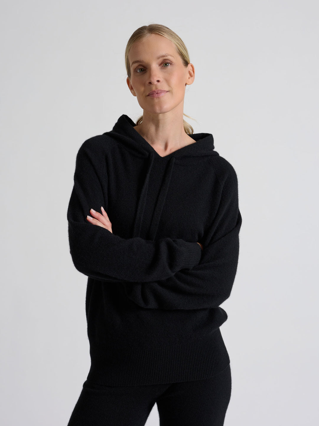 Cashmere hoodie made of 100% pure cashmere. Color: Black. Scandinavian design by Kashmina.