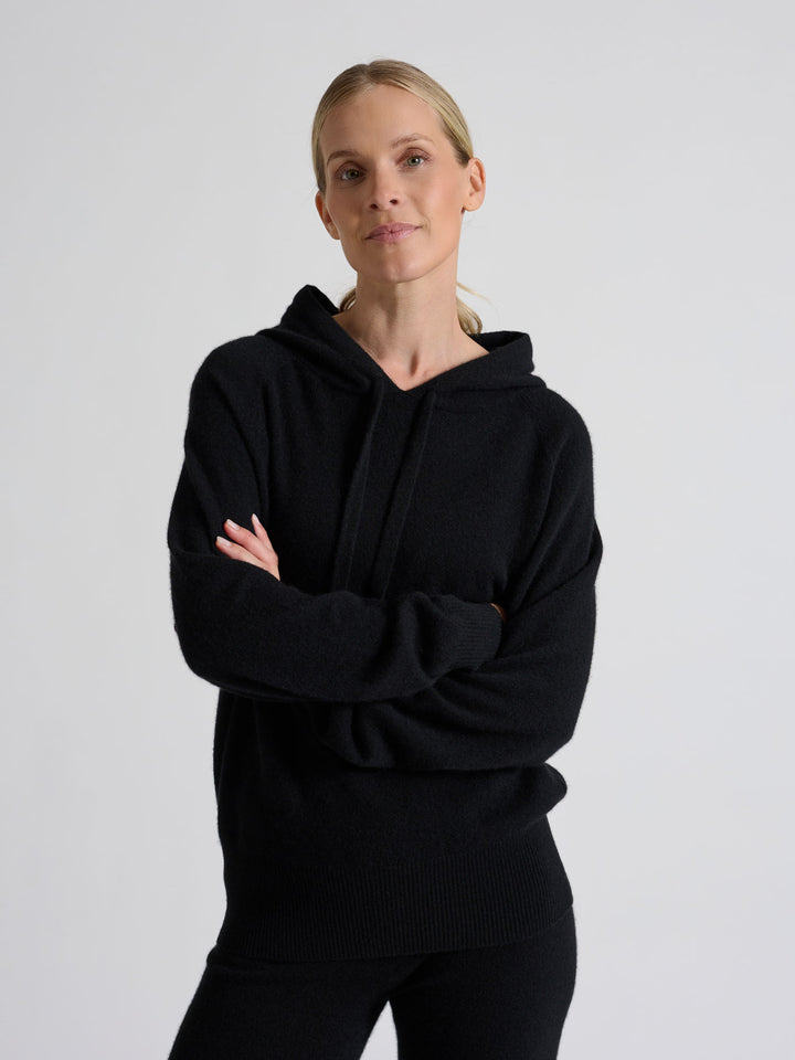 Cashmere hoodie made of 100% pure cashmere. Color: Black. Scandinavian design by Kashmina.