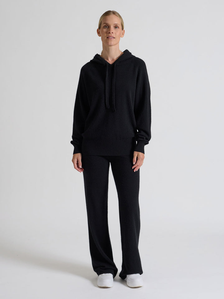 Cashmere hoodie made of 100% pure cashmere. Color: Black. Scandinavian design by Kashmina.