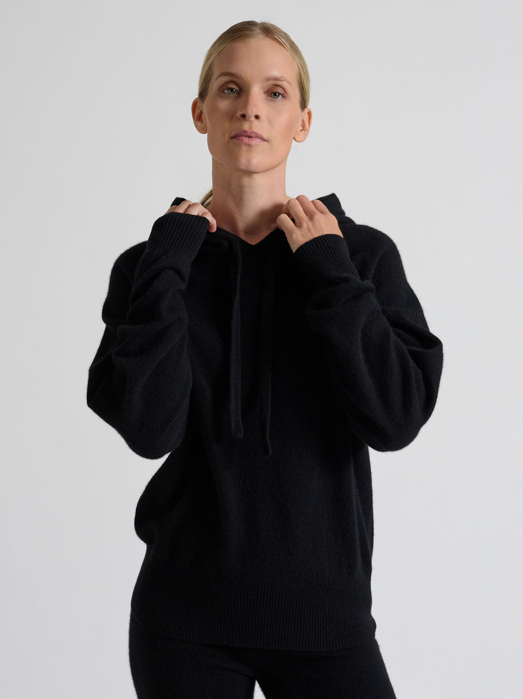 Cashmere hoodie made of 100% pure cashmere. Color: Black. Scandinavian design by Kashmina.