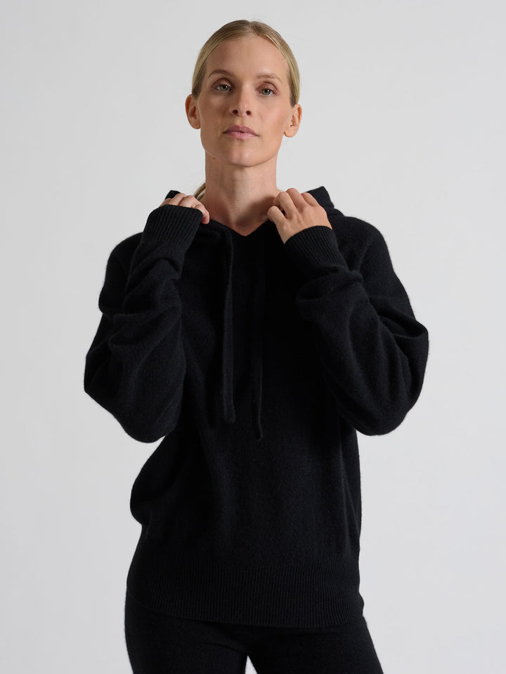 Cashmere hoodie made of 100% pure cashmere. Color: Black. Scandinavian design by Kashmina.