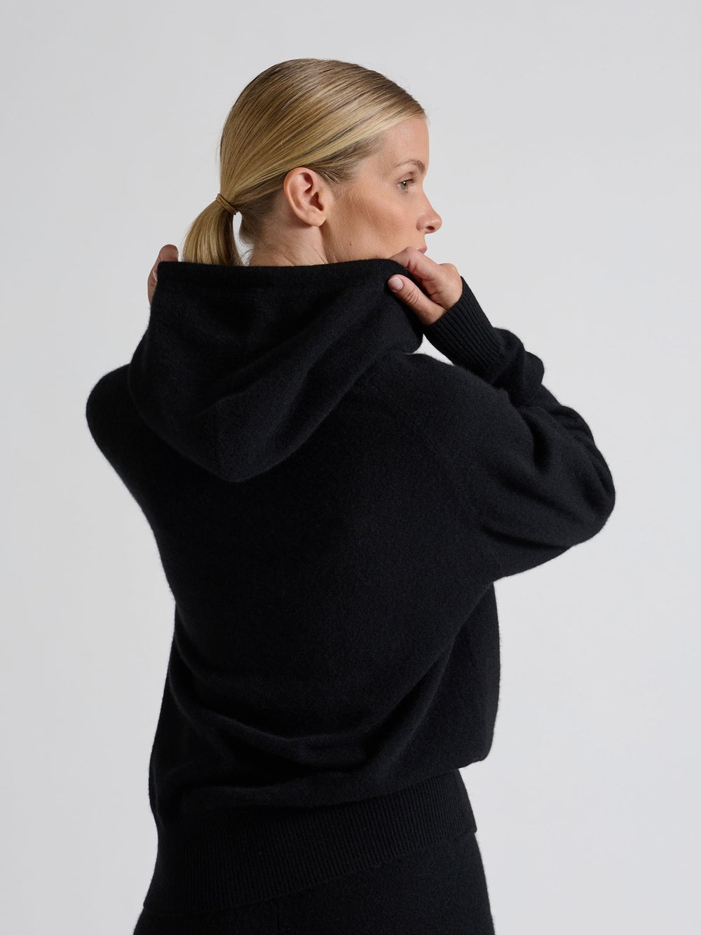 Cashmere hoodie made of 100% pure cashmere. Color: Black. Scandinavian design by Kashmina.