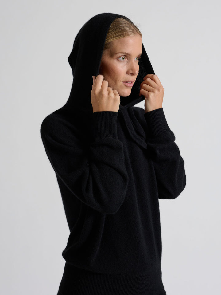 Cashmere hoodie made of 100% pure cashmere. Color: Black. Scandinavian design by Kashmina.