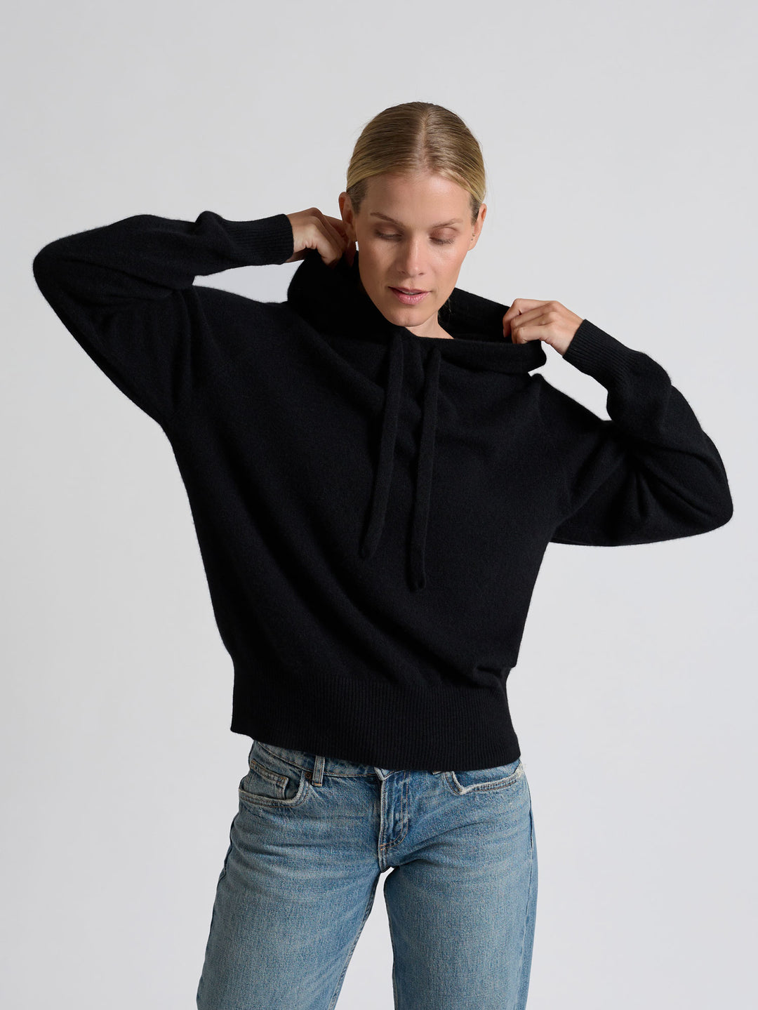Cashmere hoodie made of 100% pure cashmere. Color: Black. Scandinavian design by Kashmina.