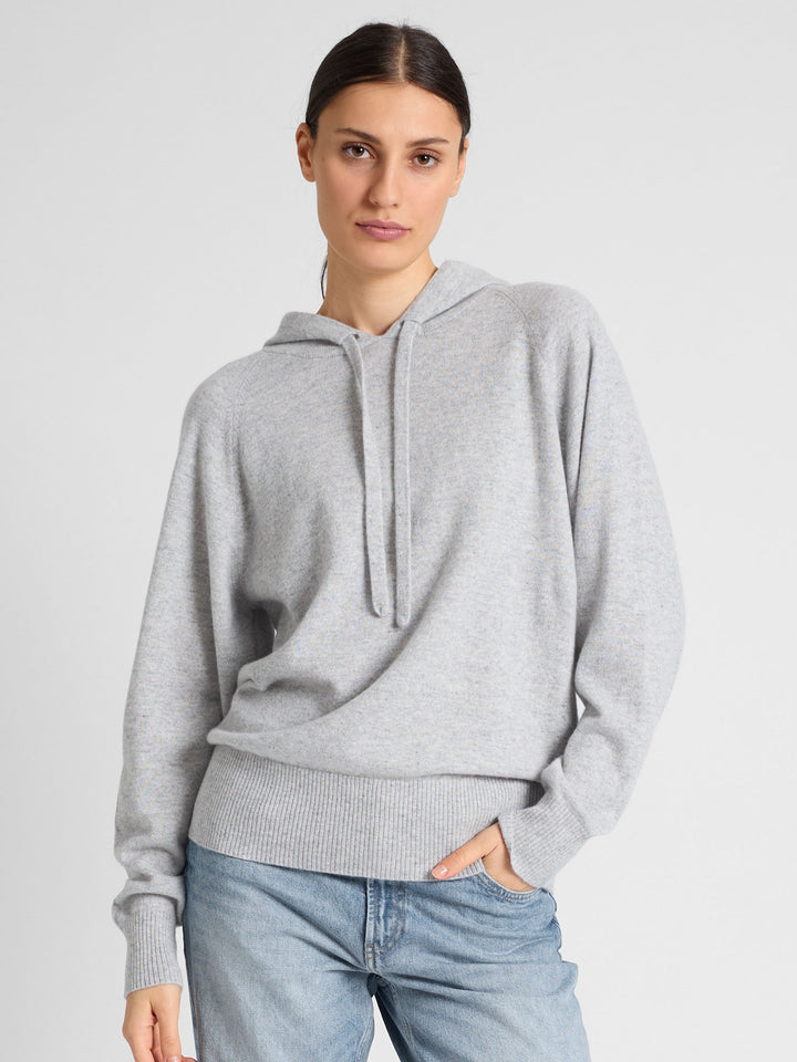 Cashmere hoodie "Lux Hoodie" in 100% pure cashmere. Scandinavian design by Kashmina. Color: Light Grey