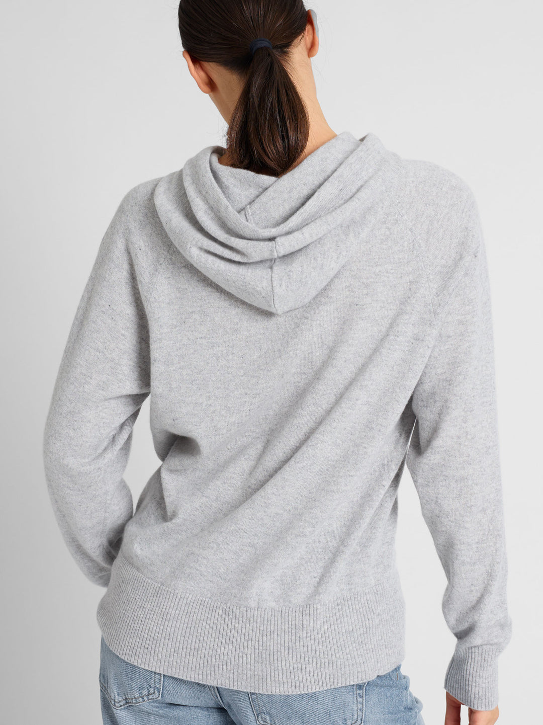 Cashmere hoodie "Lux Hoodie" in 100% pure cashmere. Scandinavian design by Kashmina. Color: Light Grey