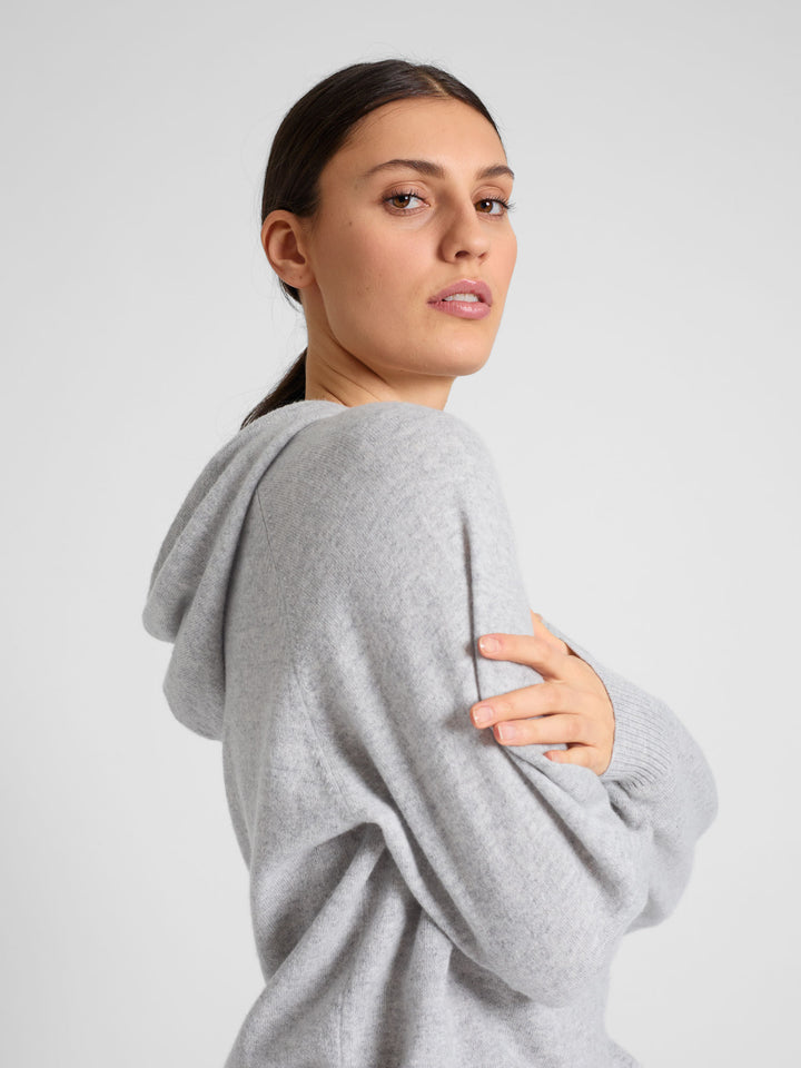 Cashmere hoodie "Lux Hoodie" in 100% pure cashmere. Scandinavian design by Kashmina. Color: Light Grey