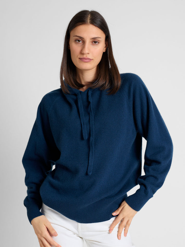 Cashmere hoodie "Lux Hoodie" in 100% pure cashmere. Scandinavian design by Kashmina. Color: Mountain Blue.