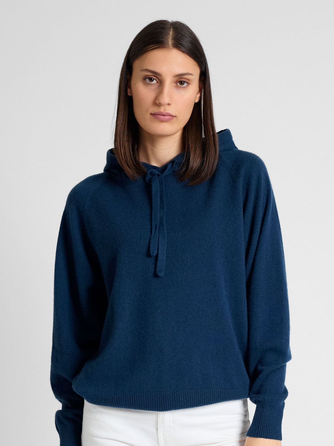 Cashmere hoodie "Lux Hoodie" in 100% pure cashmere. Scandinavian design by Kashmina. Color: Mountain Blue.