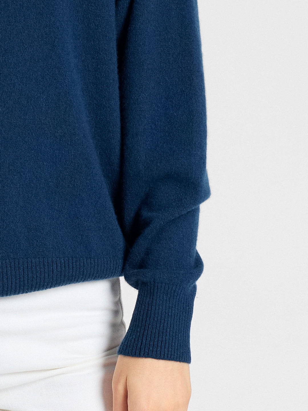 Cashmere hoodie "Lux Hoodie" in 100% pure cashmere. Scandinavian design by Kashmina. Color: Mountain Blue.