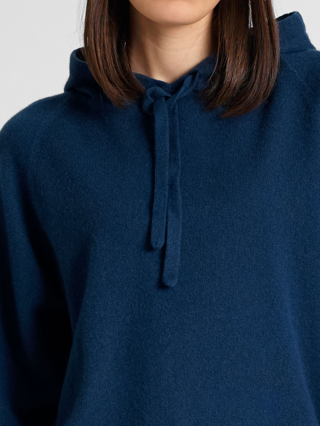 Cashmere hoodie "Lux Hoodie" in 100% pure cashmere. Scandinavian design by Kashmina. Color: Mountain Blue.
