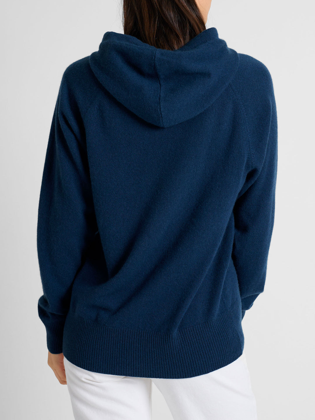 Cashmere hoodie "Lux Hoodie" in 100% pure cashmere. Scandinavian design by Kashmina. Color: Mountain Blue.