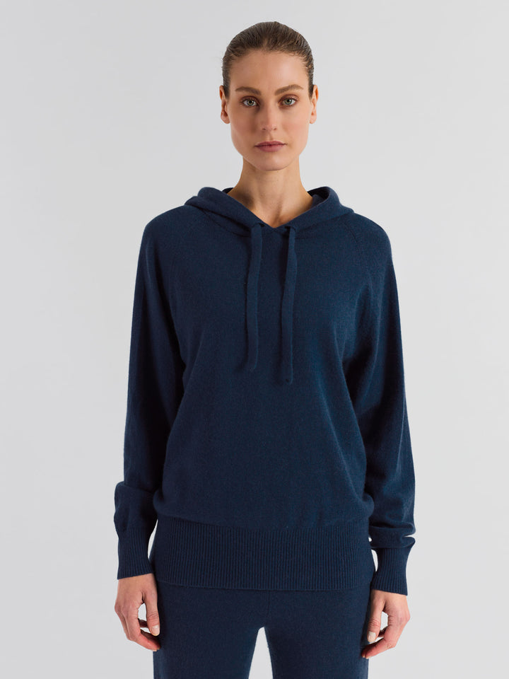 Cashmere hoodie "Lux Hoodie" in 100% pure cashmere. Scandinavian design by Kashmina. Color: Mountain Blue.