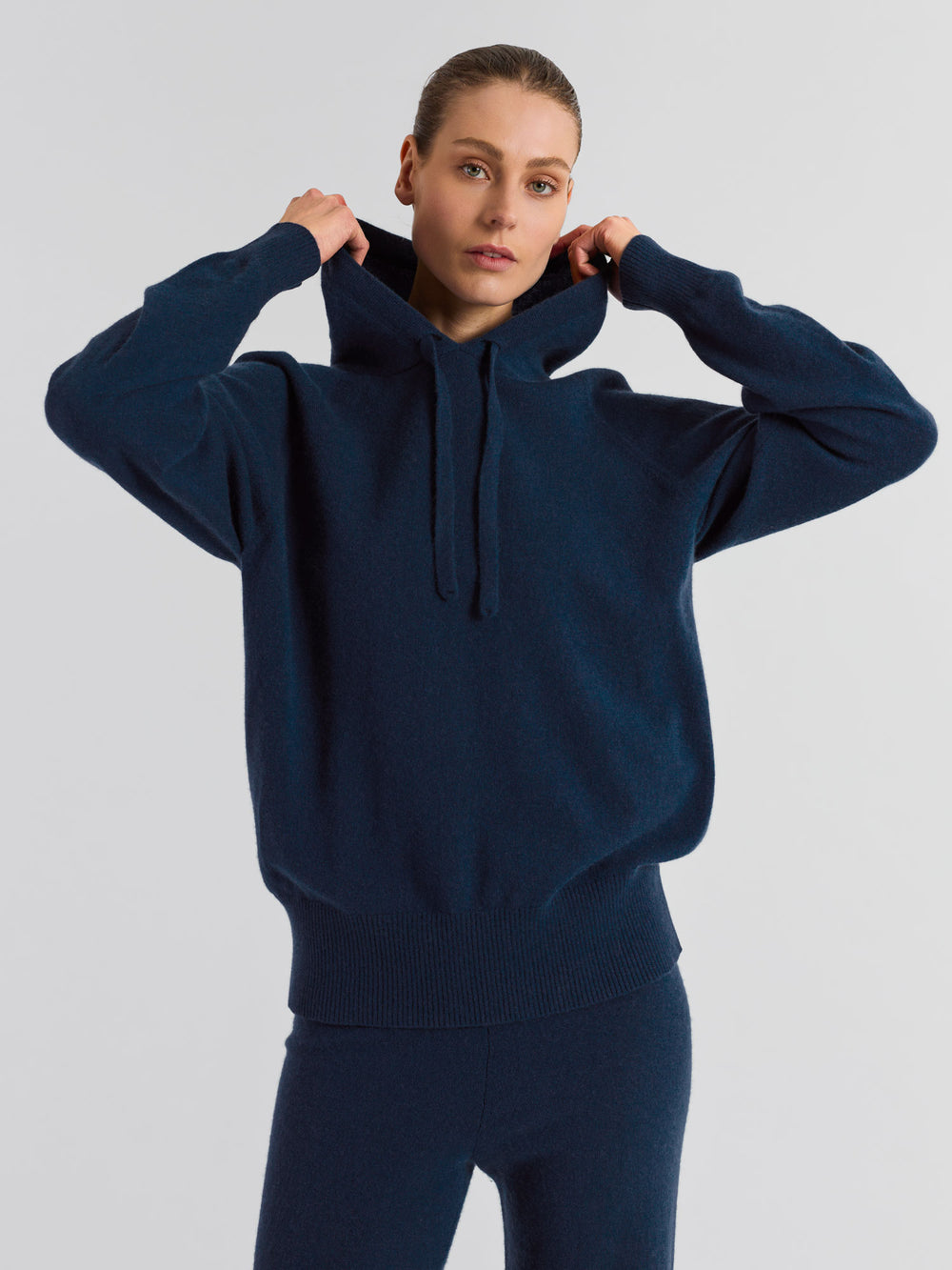 Cashmere hoodie "Lux Hoodie" in 100% pure cashmere. Scandinavian design by Kashmina. Color: Mountain Blue.