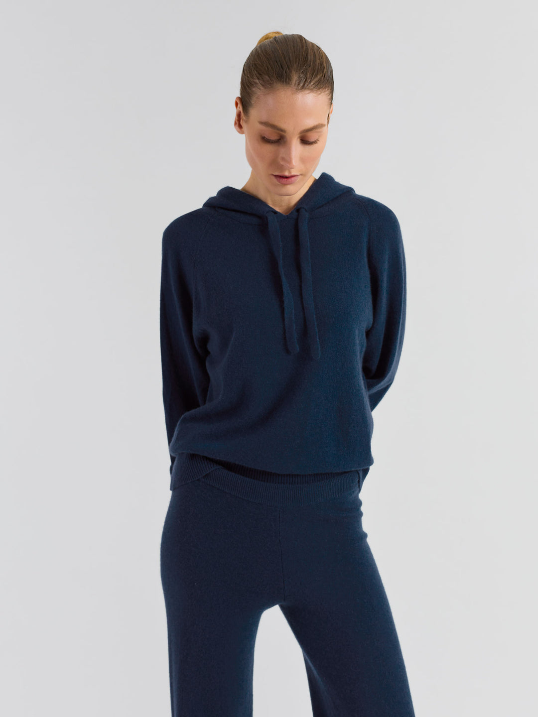 Cashmere hoodie "Lux Hoodie" in 100% pure cashmere. Scandinavian design by Kashmina. Color: Mountain Blue.