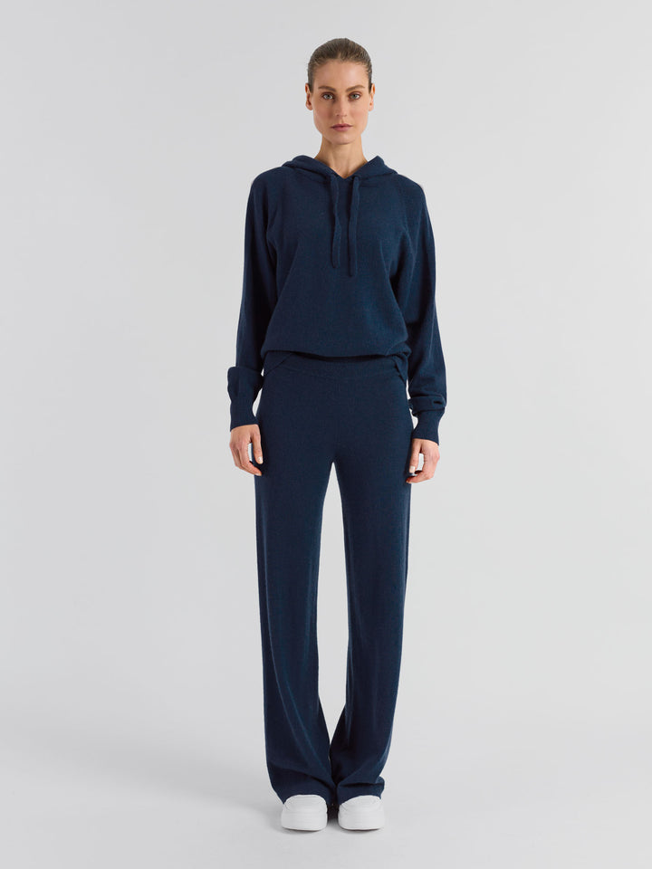 Cashmere hoodie "Lux Hoodie" in 100% pure cashmere. Scandinavian design by Kashmina. Color: Mountain Blue.