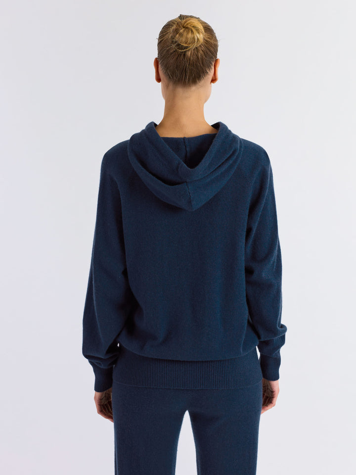 Cashmere hoodie "Lux Hoodie" in 100% pure cashmere. Scandinavian design by Kashmina. Color: Mountain Blue.