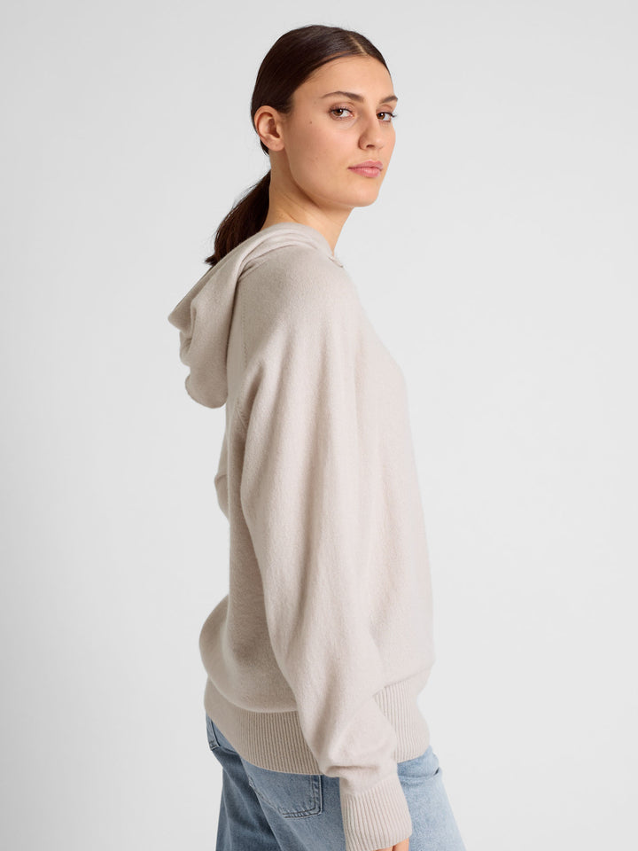Cashmere hoodie "Lux Hoodie" in 100% pure cashmere. Scandinavian design by Kashmina. Color: Pearl.