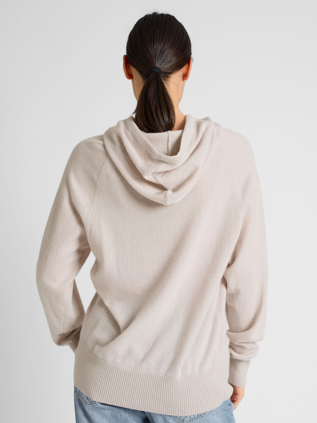 Cashmere hoodie "Lux Hoodie" in 100% pure cashmere. Scandinavian design by Kashmina. Color: Pearl.