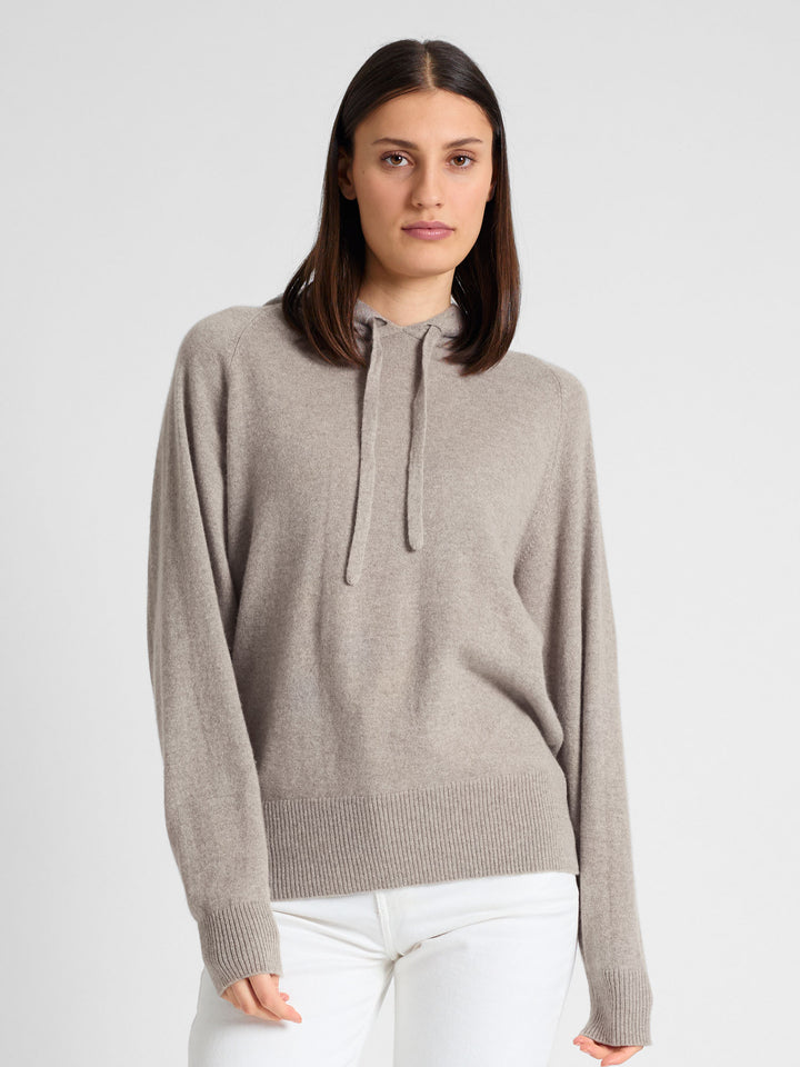Cashmere hoodie "Lux Hoodie" in 100% pure cashmere. Scandinavian design by Kashmina. Color: Toast.